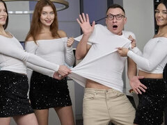 18 ans, Grosse bite, Sucer une bite, En levrette, 2 femmes 1 homme, Seins naturels, Adolescente, Nénés