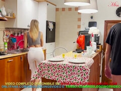 Enthousiasteling, Grote mammen, Blond, Sportzaal, Italiaans, Moeder die ik wil neuken, Natuurlijke tieten, Oom