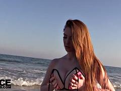 Nana, Plage, Gros seins, Rousse roux, Solo, Nénés