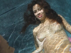 Жопа, Брюнетки, Сумасшедшие, Киски, Развязные, Сиськи, Под водой, Влажная