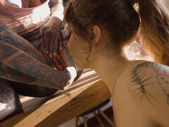 Amateur, Anal, Cul, Brunette brune, Lesbienne, Piercing, Tatouage, Nénés