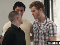 Blasen, Braunhaarige, Schwanz, Fingern, Hardcore, Muskel, Rotschopf, Flotter dreier