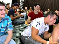 Amateur, Gorge profonde, Homosexuelle, Groupe, Public, Réalité, Tatouage, Voyeur