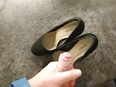 Cum on her black pumps
