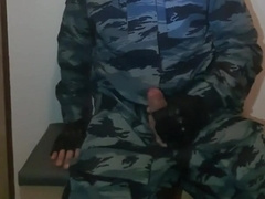 Солдат кончает в форме и противогазе