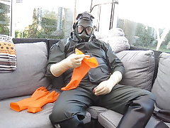 Gummihandsken in rubbergloves and rainclothes wanking