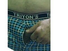 Leo se toca la verga y me excita