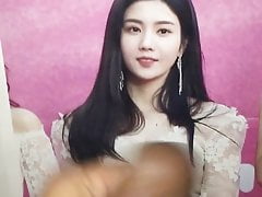 Izone Kwon Eunbi Cum Tribute Cun on her cleavage big tits