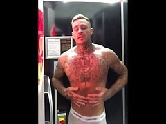 tattooed muscle hunk loves to wank