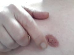 Acariciando mi tetilla. Caressing my nipple