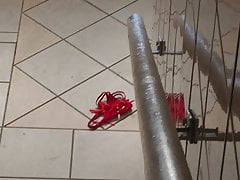 Une vielle ramasse un string en bas