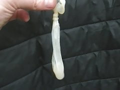 Preservativo usato chiuso con nodo e bello pieno