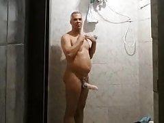 Banho Delicioso Com o Pau Duro !!!