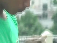 Ragazzo di colore piscia in un campo