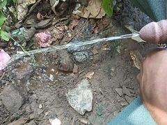 Desi Muslim Lund Pissing outdoor PART 2