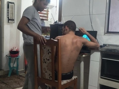 TWUNK GEEK RECEIVES THE INTERNET TECHNICIAN AT HOME AND HAS HUMP WITH THE EMPLOYEE