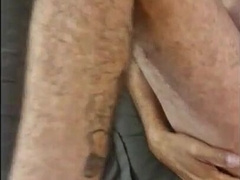 Amigo Batty boy se Masturbando no Sofá - Tive que Comer o Cuzinho Dele