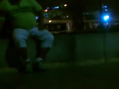 se?or gordo se toca el bulto