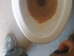 Simplemente orinando en un bano pubico