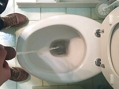 piss in bath