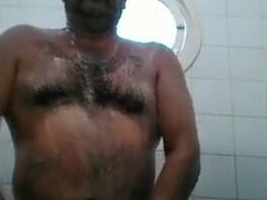 Osito caliente con una gran polla se ducha y se pajea.