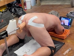 Mature beefcake ravages himself in the butt with fuck stick on a machine
