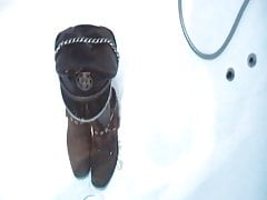 Piss auf Lederkappe und Stiefel