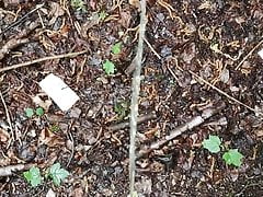 Boy pisst Outdoor
