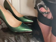 Amateur in green high heel pumps enjoys solo play and finishes with a cum shot