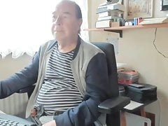 Opa reibt sich die Hose