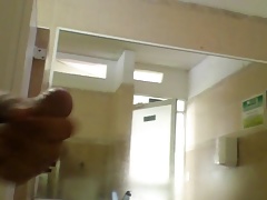 Paja en banio publico