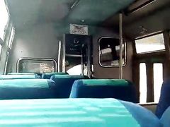 paja en el servicio publico con leche