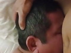 Viejo mamando