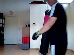 Boxtraining am Sandsack im Gym...