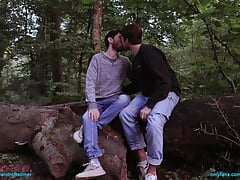 Lovers getting horny outdoors