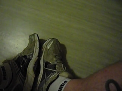 Smallish branle et ejac du matin sur mes adidas bien chaude !