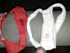 Gozando nas calcinhas da novinha.