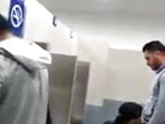 il ricchione mi suca il cazzo in bagno v