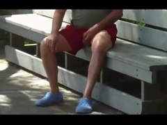 Gordo cepillandose a abuelo en el parque 23