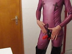 in lila-transparentem Latex Catsuit und Stiefeln gewichst