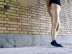 In meiner goldenen Lycra Legging draussen gekommen