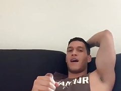 Homem hetero se masturbando