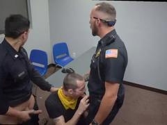 Muscoloso gaynero nero si fa arrestare e succhia il cazzo del poliziotto