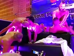 Calientes sobre el escenario