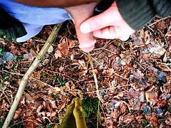 Geiles Pissen beim Waldspaziergang