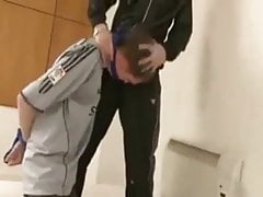 Sneaker et un Jeune mec domine