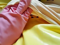 Masturbation in gelbem und rosafarbenem Gummi