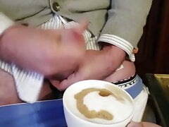 Cappuccino macchiato Con sborra ( dialogo italiano) s