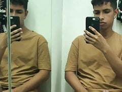 Novinho batendo punheta no provador da loja