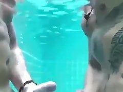 Sborrate in piscina